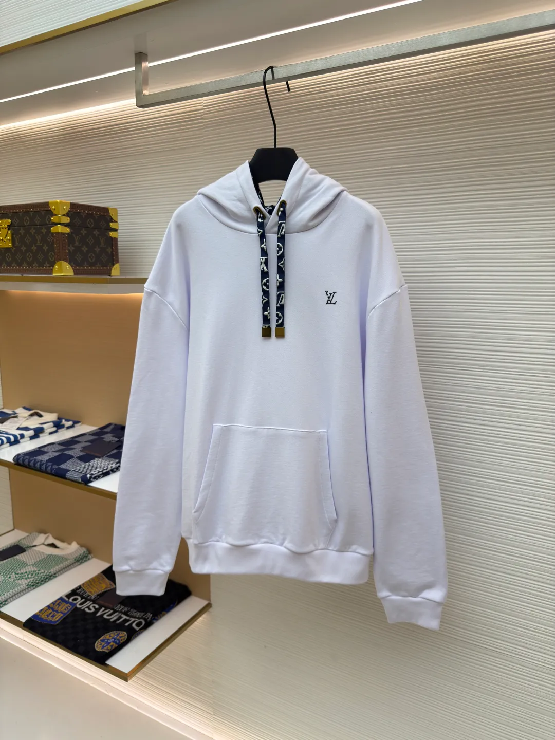 LOUIS VUITTON small logo hooded sweatshirt ●Authentic product: Purchased and developed by 10989 ●Item number: 1680307-A65 ●Fabric: pure cotton fabric ●Technology: jacquard production ●Version: fitted version ●Weight: about 850 grams ●Size: S-M-L-XL ●Description: Using pure cotton yarn for weaving, special weaving and finishing techniques are used. In addition, the production process of scale base fabric is relatively complicated and requires multiple processes to complete. The printing process combines the bright colors of glue printing with the characteristics of high-density elastic materials, allowing the printed pattern to better adapt to the expansion and contraction of the fabric. The hot brick process refers to the technology of fixing hot diamonds on clothing fabrics through high-temperature ironing, adding a unique visual effect. Accurately mark the location of the ironing tile pattern to ensure precision when ironing. Same style for men and women!
